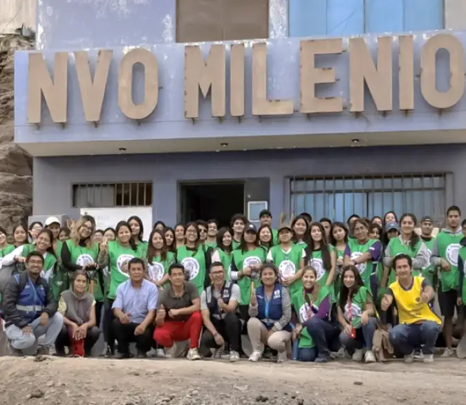 Un(a) docente dando su charla